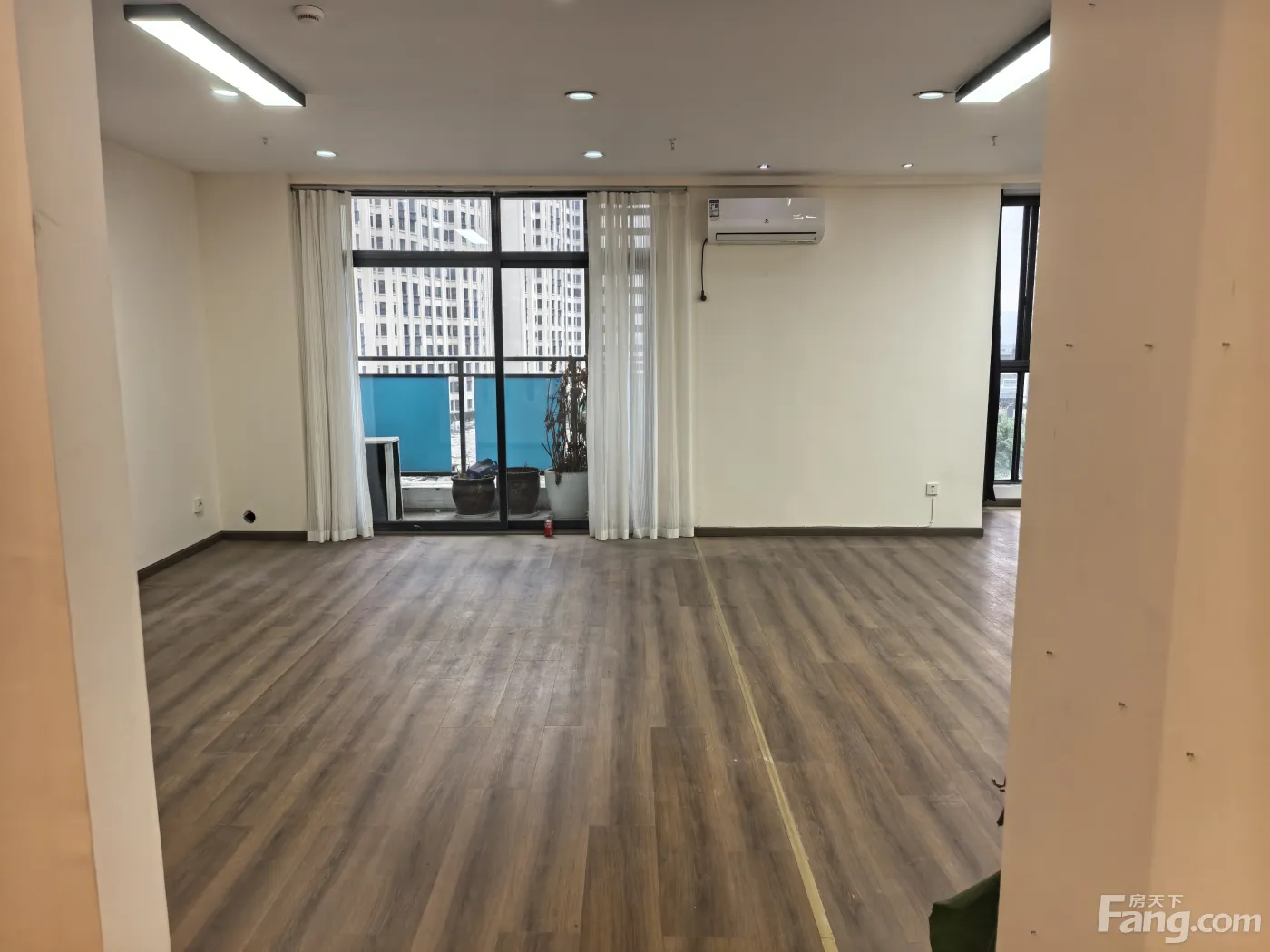 建材路甲级写字楼146平 月租6000随时入驻