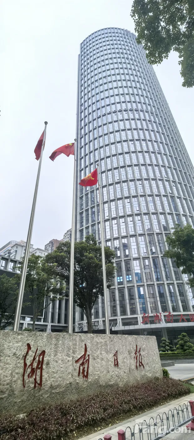 新湖南大厦业主写字楼,优价出租,精装,入驻即可办公。