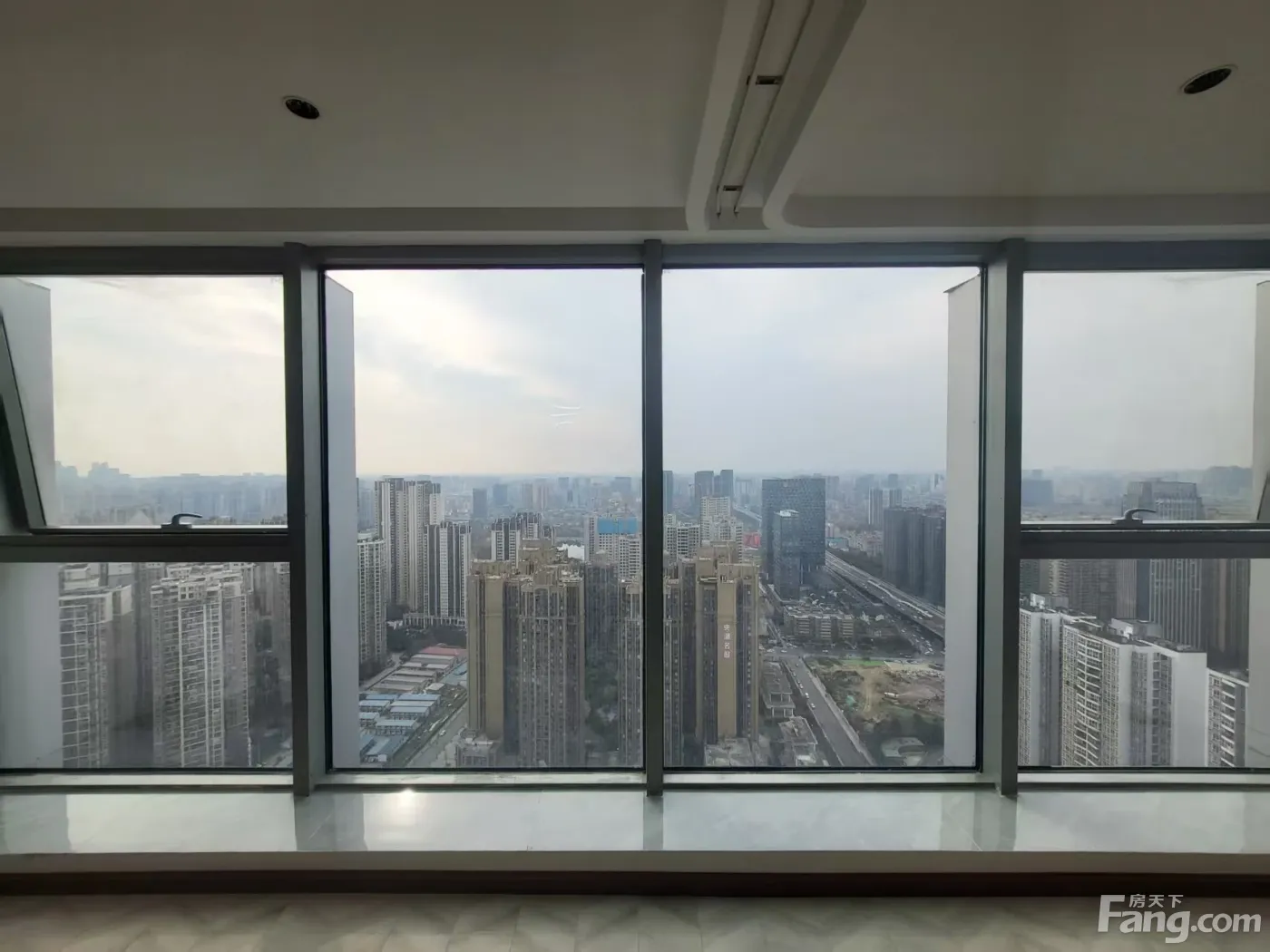 中港广场精装修高楼层100平方米景观视野好