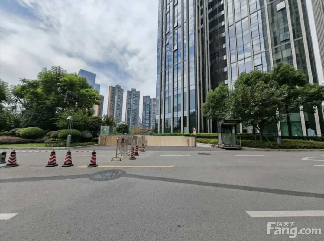 高新新会展复地金融岛 5室2厅 389㎡ 28000元/月
