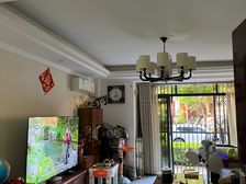 东方新城 一里3室2厅2卫105平,满五精装,带院子