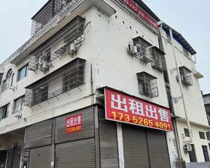 株易路口长株潭大市场朝南转角双门面带住房精装修双卫生间送阁楼