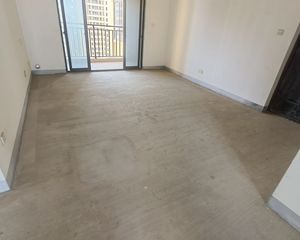 有车位3室2厅二卫,三个阳台东端户,近地铁口,幼儿园,读二中