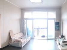 双轻轨,紧邻重庆西站,有屋顶花园。