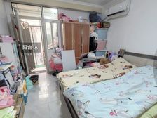 两室一厅,一楼带个小院子,有个小储物间,送车位,送家具