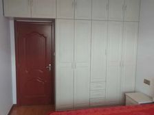 实验小学旁边精装修,家具家电生活设施齐全,房东直售。