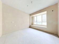 芝罘大华电梯洋房区一楼带院,25年新房,三层复式,带证可贷款