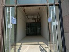 世华国际广场临街旺铺出租 58平层高5.5米 交通