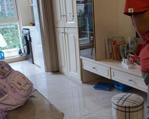 保利东湾自住南向三房,地铁旁安家就选它,复式住宅。豪华装修。