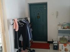 近地铁,环境好,后面是湿地公园,地下室露台 。满五**