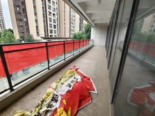 500平临街底商出租 层高5米 免租1个月