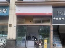 临街底商,正对面双流空港华西医院。