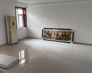 张店区 南定教育小区 3室2厅 带车库 简装没住过 价格可谈
