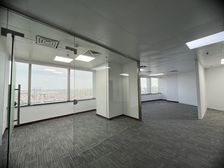 地铁口附近的办公楼