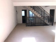 绿地达利公馆,临街东端户花园洋房,南北向前后花园,上下三层。