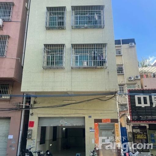 大石镇沿江中路72平临街商铺出租 层高4米 押二付一