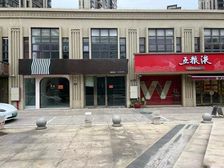 国贸新天地临街旺铺出租,122平层高6米,交通便利