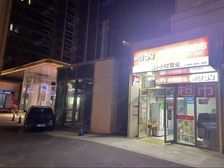 宝港路临街旺铺出租 34平层高5.1米 月租3800元 核