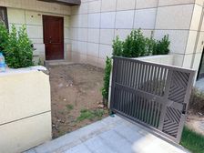 复式三居室,一楼二楼地下室,带前后院,附赠加长车位