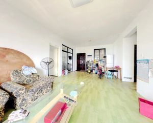 海棠府5栋边套122平三室两厅,楼层好,自家房诚意出售
