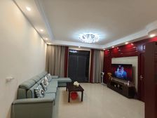 融晟公园大地4室2厅2卫楼王,两电两户,装修全新。离地铁近