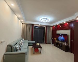 融晟公园大地4室2厅2卫楼王,两电两户,装修全新。离地铁近