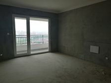 3室2厅2卫,电梯,送地下车位、储藏室,价格可议。