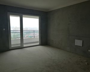3室2厅2卫,电梯,送地下车位、储藏室,价格可议。