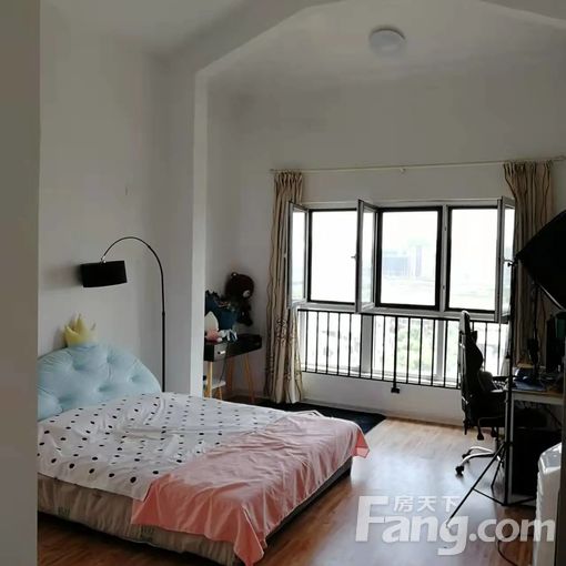  ����ֱ�����н��200ƽ���� 4��2��2�� 