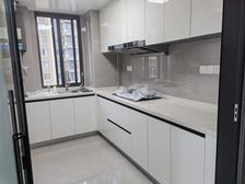 满五**,新装未住,超长入户走廊,南和西有两个独立的大阳台。