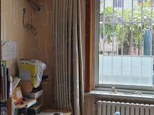 八中,一楼带小院,工农里三室一厅一卫,可开小饭桌,老人居住