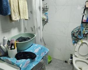 东四环边上2011年两居,户型方正房东直卖。