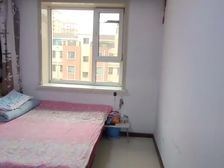 辽源市阳光新城A区。楼下小滑梯,上面浴池超市,药店,广场。