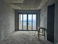�����Է