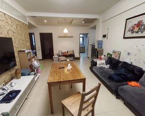 南向三室温馨小居,低价出售,赶紧入手
