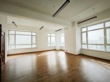 写字楼77平办公空间,两侧玻璃采光极佳,可注册,停车免费