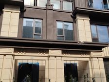 别墅共四层楼,有入户庭院、超大露台和顶层阳台,免费固定车位