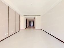 4室2厅,带负一采光井,上下两层复式结构,单价8000。