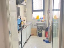 房龄** 中间高楼层 104万诚售 有车位