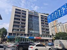 出租西门保得商务楼3楼,租金便宜,交通方便,楼下就是地铁