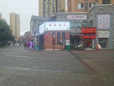 九十五中对面十字路口转角二楼商铺196平出租 独立通道带露台