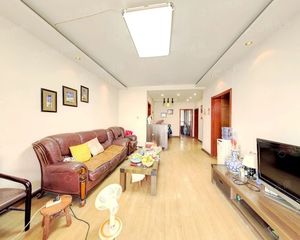 洪河北路三居 南北通透两阳台全赠送 一楼带花园业主诚意卖