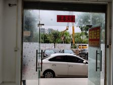 金龙花园临街旺铺出租 53平5米面宽2000元/月