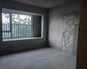 五龙山东南向4室2厅1卫 保利狮子湖135平檀香郡