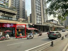 正对世茂广场6千人小区正大门口第二间