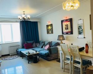 地铁旁精装修小三居满五****全新家电大型商超拎包入住采光好!